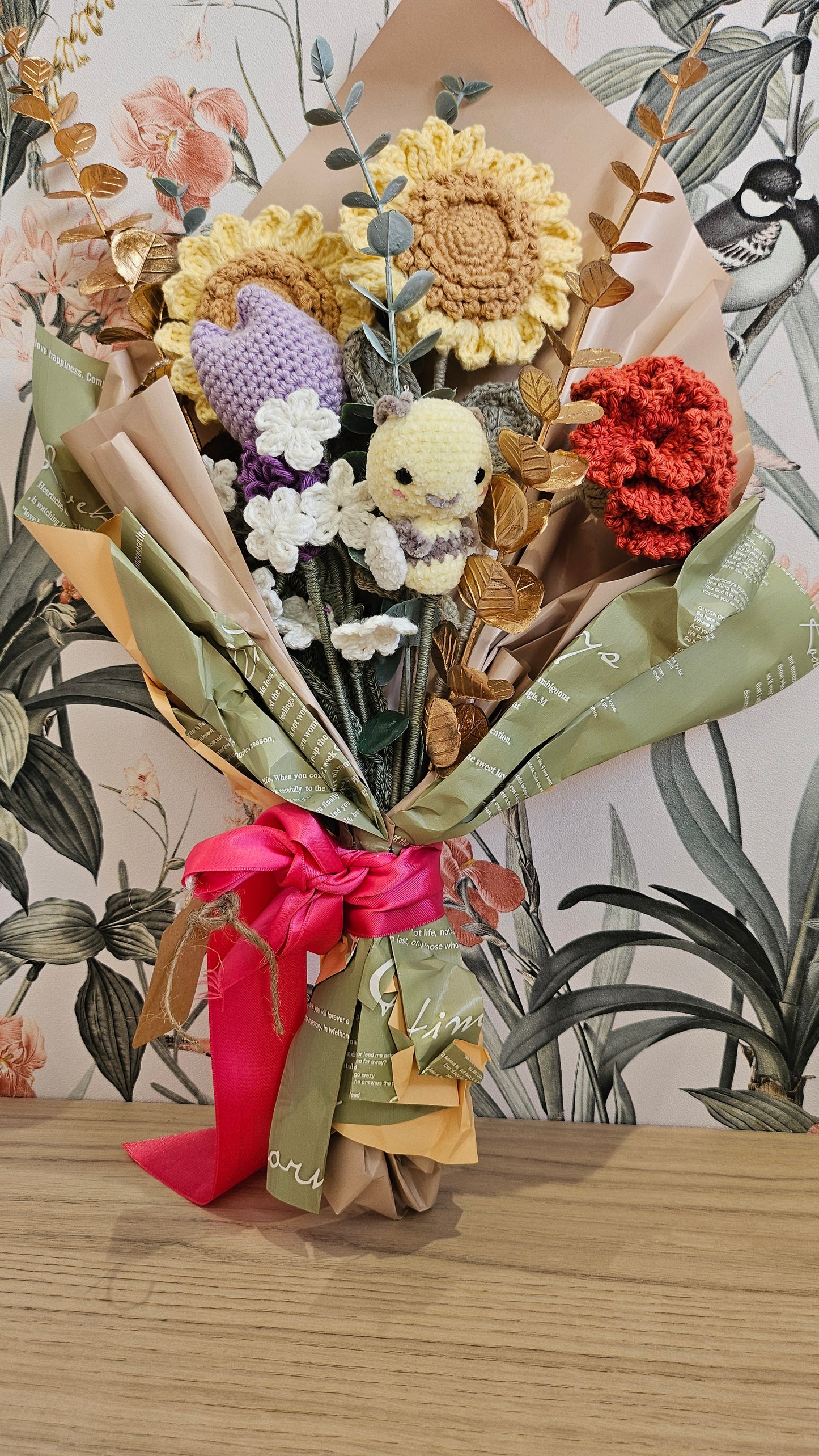 Bouquet au crochet avec petite abeille